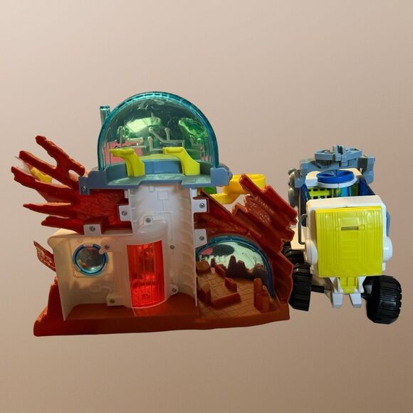 2011 Fisher Price Imaginext Moon Space Station Moon Hauler Alien & Astronaut - Picture 12 of 13